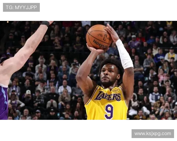 布朗尼火力全开展现侧翼三分绝技砍下高分震惊全场