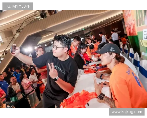 球员签名会现场秩序良好 获工作人员高度评价